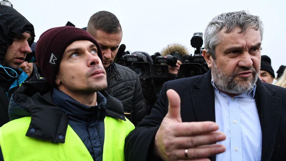 Korki na A2 - z protestującymi rozmawia minister rolnictwa.