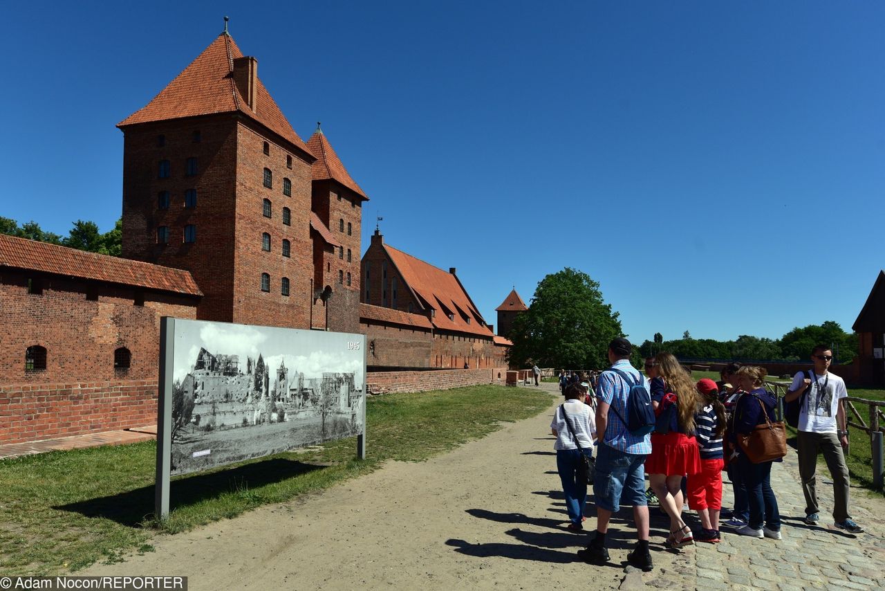 Malbork. Nastolatki napisały wulgaryzmy na murach zamku. Zatrzymała je straż miejska