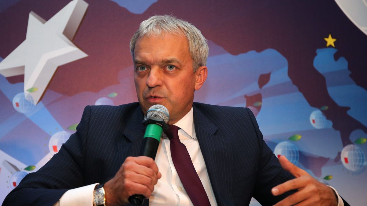 B. prezes Orlenu Jacek Krawiec tłumaczy się z nieprawidłowości ws. finansowania jego zagranicznych wyjazdów.