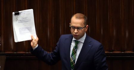 Poseł opozycji pyta dwie znane instytucje o pieniądze na walkę z koronawirusem