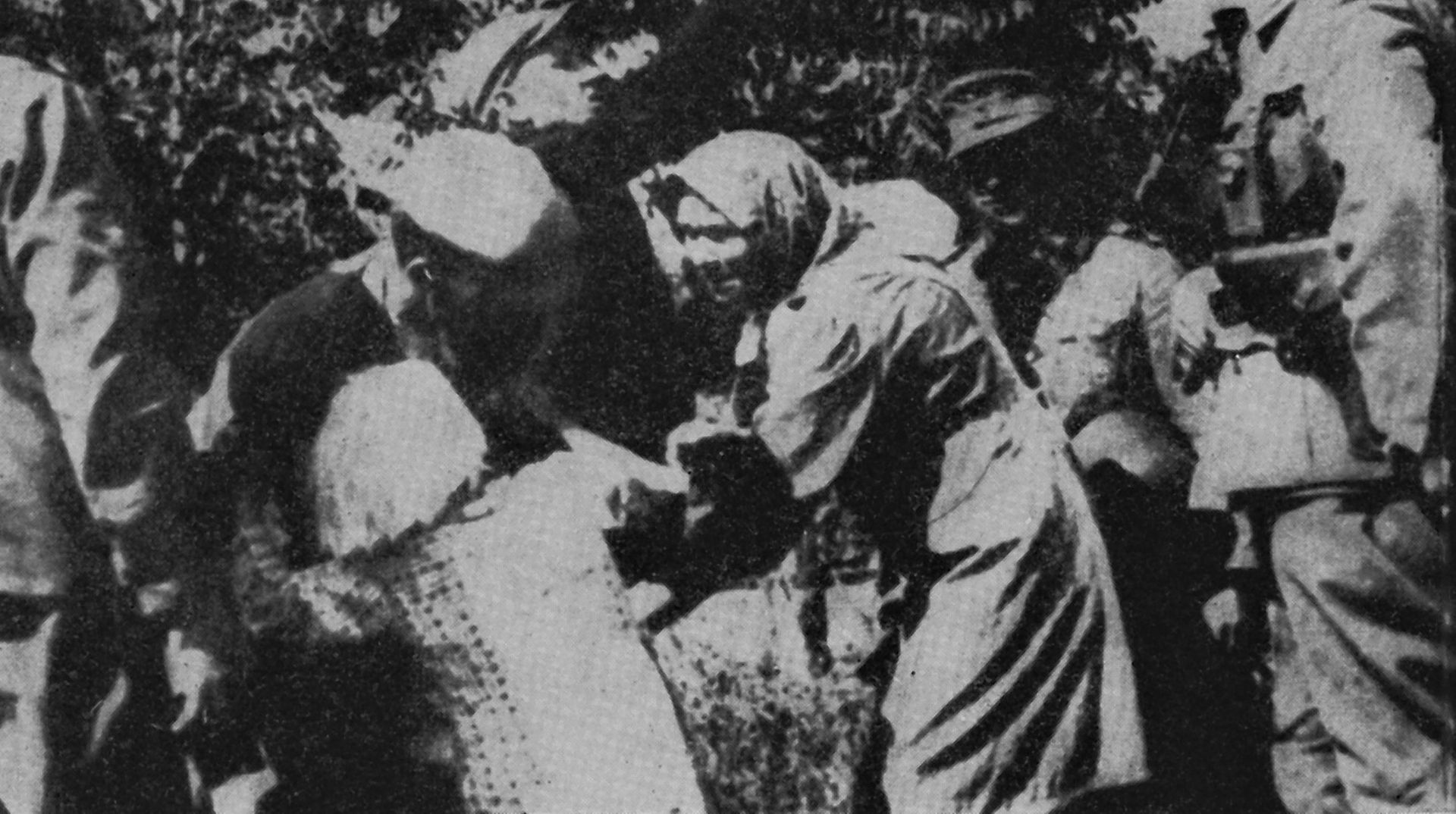 Niemcy porywają polskie dzieci podczas pacyfikacji Zamojszczyzny