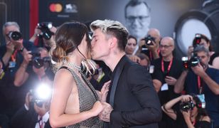 Bella Thorne w Wenecji. Pocałunki na czerwonym dywanie