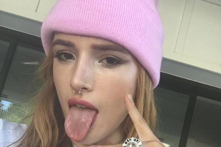 Bella Thorne chwali się na tatuażem na pupie. „Ugryź mnie” – mówi napis na pośladku