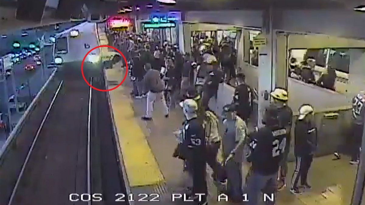 Pracownik kalifornijskiego metra uratował pasażera, który spadł na tory tuż przed nadjeżdżającym pociągiem.