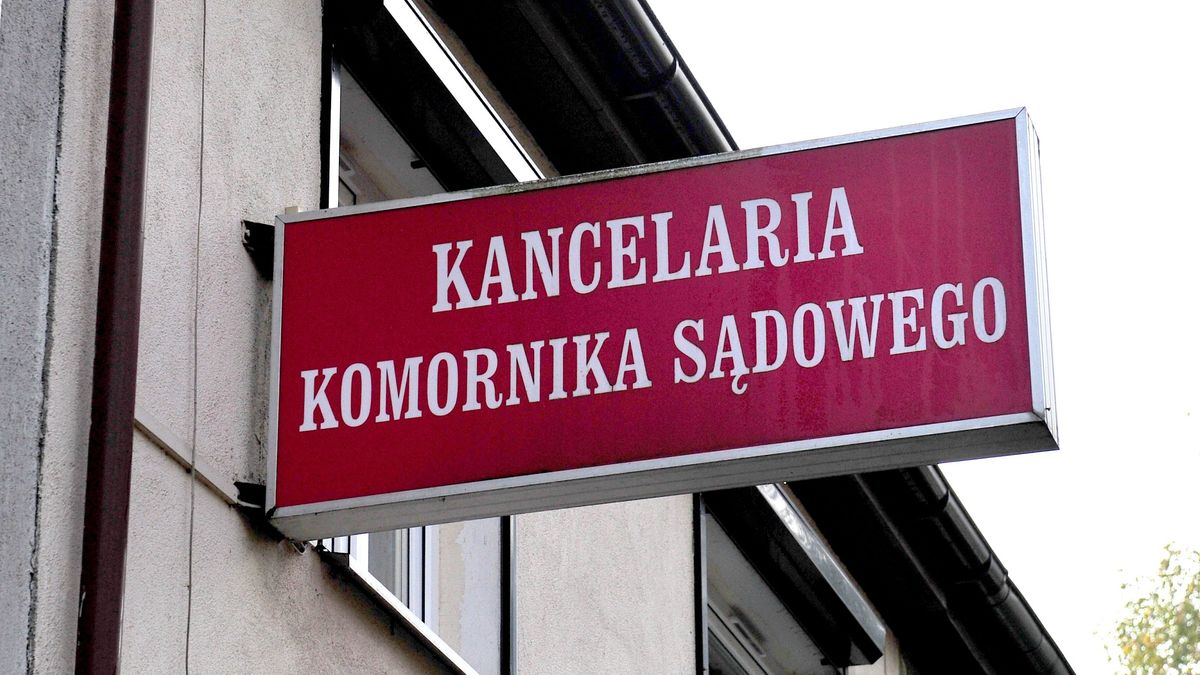 Qumak na na głowie komornika.