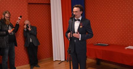 Dominik Górny stworzył kiczowaty teledysk. Dostał medal od prezydenta