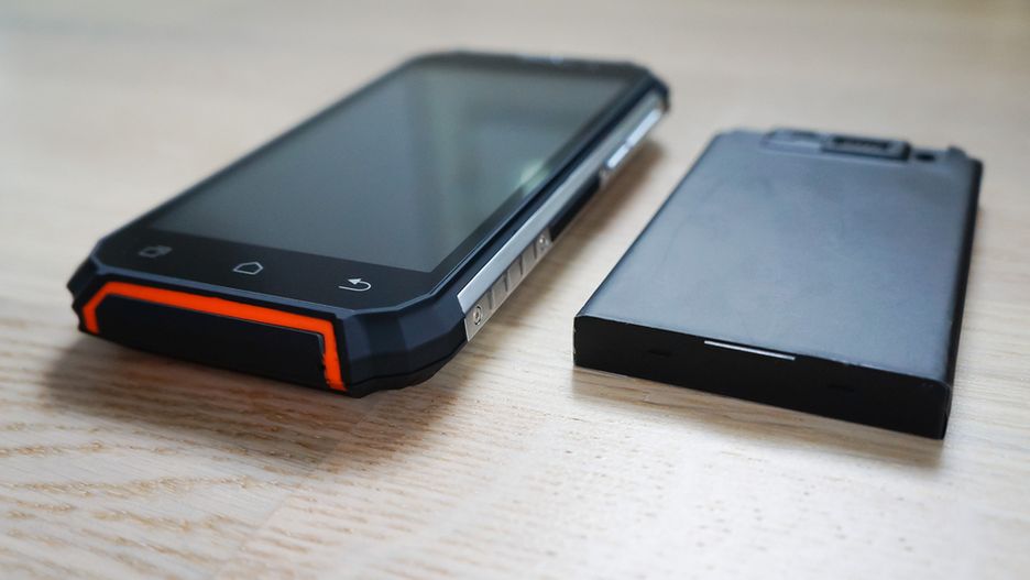 Telefon z pojemną baterią może działać wiele dni bez ładowania