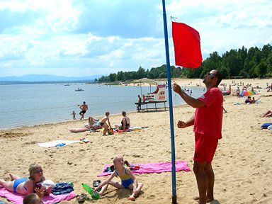 Czerwone flagi nad jeziorami