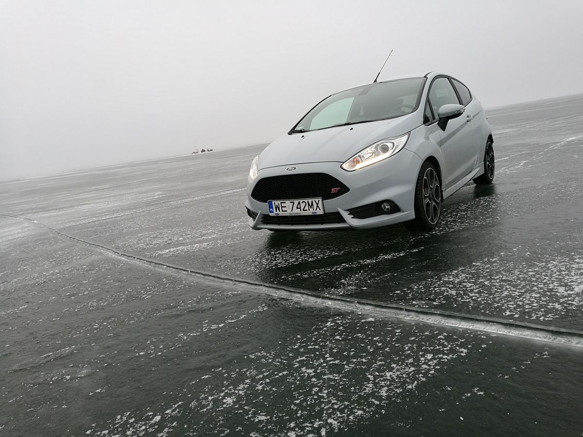 Samochodem po zamarzniętym jeziorze. Czy to może być bezpieczne?