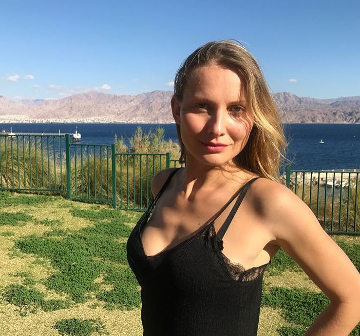 Nie zachwyca stylem. Jednak kiedy założy bikini, wygląda jak milion dolarów