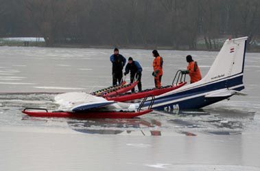 Cessna wydobyta z wód jeziora Rusałka