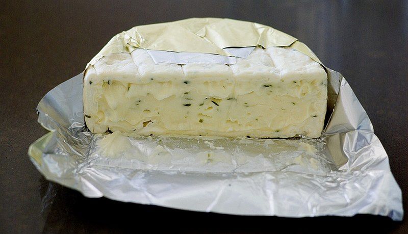 Serowy posmak w ustach może świadczyć o zapaleniu migdałków.