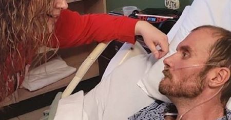 Kobieta żegna umierającego męża jego ulubioną piosenką. Film łamie serce