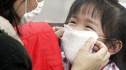 Hongkong: matka chroni dziecko (Fot. PAP/AFP)