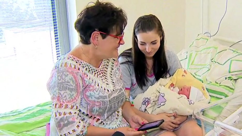 Młoda mama wraz z dzieckiem i babcią, która odebrała poród