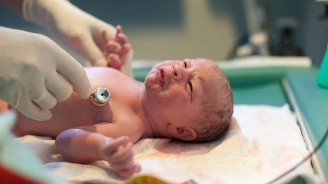 W Londynie potwierdzono, że noworodek zakażony został koronawirusem SARS-CoV-2