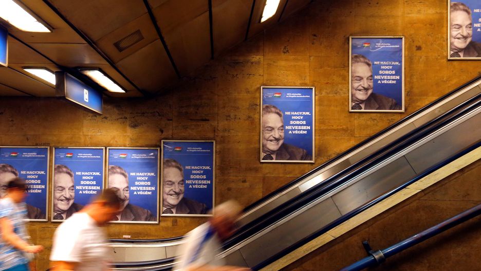 Plakaty z hasłem "Nie pozwólmy, by Soros śmiał się ostatni" promują narodowe konsultacje ws. "planu Sorosa"