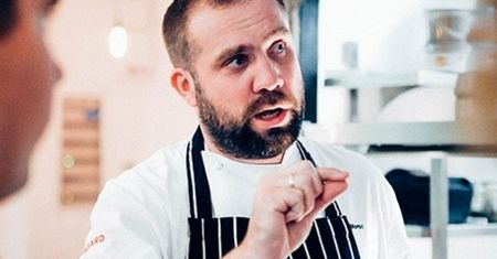 Artur Moroz drugim Makłowiczem! Widzowie go pokochają? Kim jest ten brodacz?