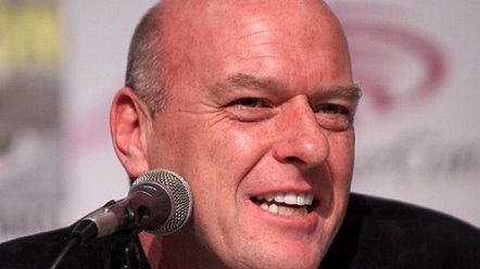 Dean Norris to amerykański aktor, znany z ról w filmach i serialach sensacyjnych