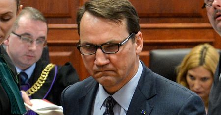 Sikorski poszedł na ugodę. Usunie z książki sporny fragment i przeprosi