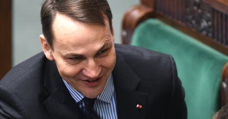 Afera taśmowa. Kontrola NIK w ambasadzie w Waszyngtonie: Sikorski tłumaczy, jaki błąd popełnił ambasador