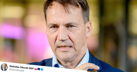 TVP pokazuje zdjęcia europosłów opozycji. Radosław Sikorski reaguje