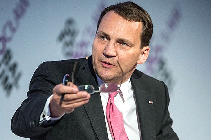 Polityka uchodźcza. Radosław Sikorski w zagranicznych mediach krytykuje Angelę Merkel