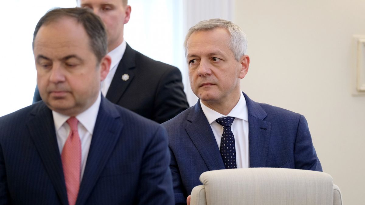 Marek Zagórski (z prawej) i Konrad Szymański (z lewej) nie zgadzają się w kwestii jednej z ustaw. Do starcia doszło na posiedzeniu rządu.