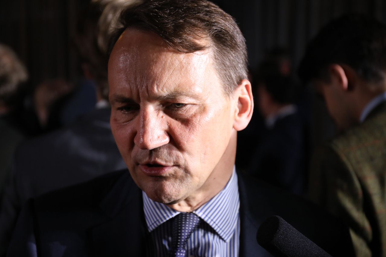 "Nacjonalistka i komuch". Radosław Sikorski ostro o Krystynie Pawłowicz i Stanisławie Piotrowiczu. Skomentował też sprawę Mariana Banasia