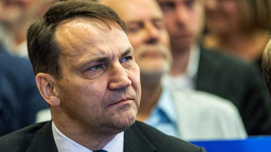 Radosław Sikorski uważa, że w aferze KNF "kręci się ciemne interesy na najwyższych szczeblach władzy"