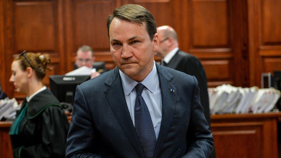 Radosław Sikorski jest zadowolony z dymisji Antoniego Macierewicza