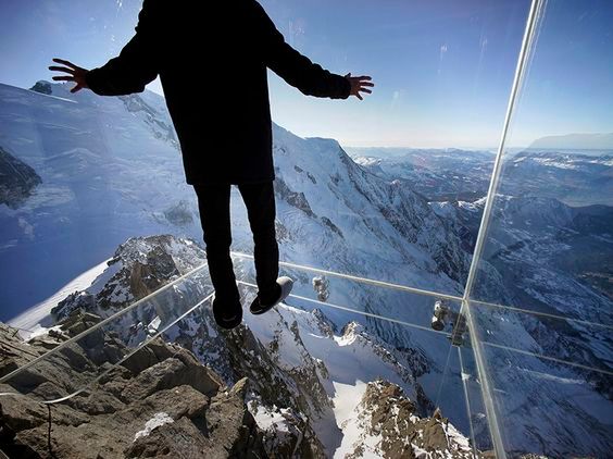 Ścianki w The Chamonix Skywalk mają jedynie 12 milimetrów grubości 