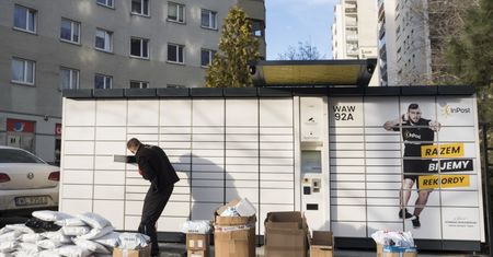 InPost wyrzucił z pracy nierzetelnego kuriera. Paczki czekały w krzakach i na murku