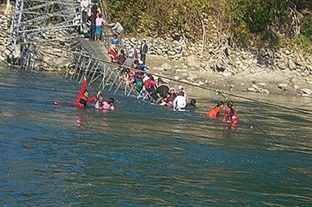 W Nepalu zerwał się most, kilkanaście osób nie żyje