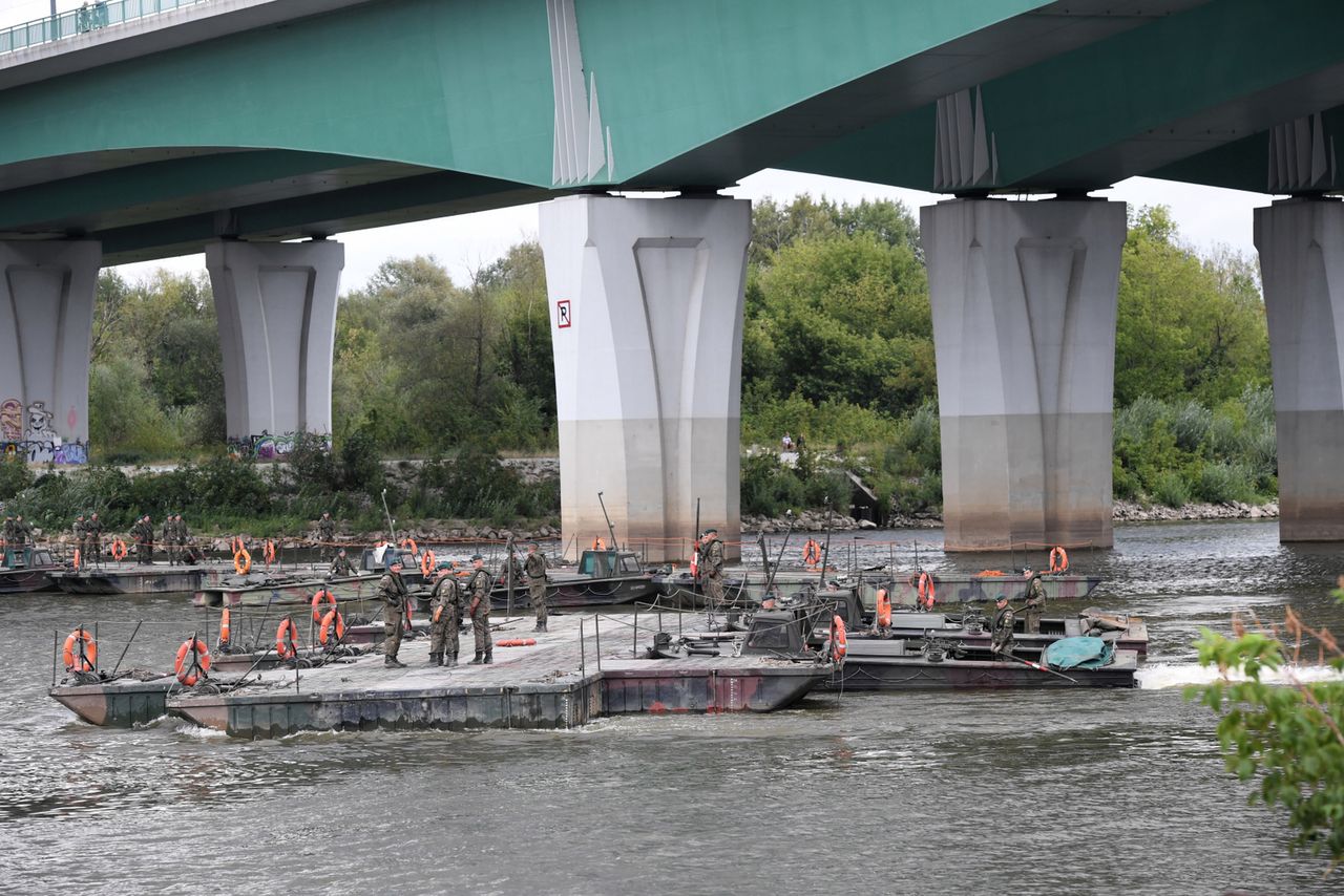 Warszawa. Oczyszczalnia ścieków Czajka. Rozpoczęto budowę mostu pontonowego