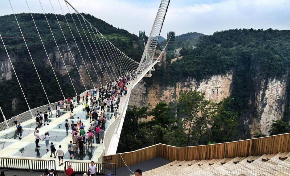 Najdłuższy szklany most świata zamknięty po 13 dniach