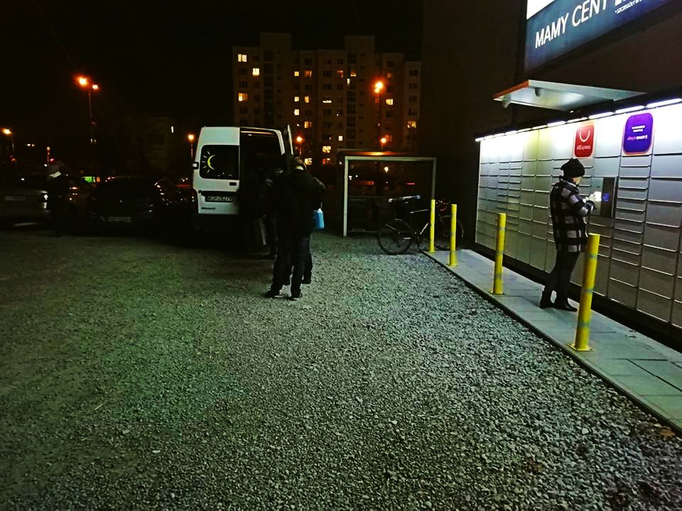 W grudniu pracę paczkomatów wesprze aż 1000 mobilnych załóg wydających przesyłki