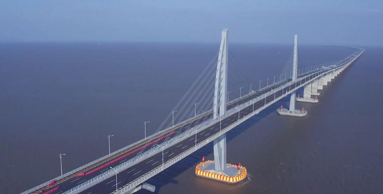 W Chinach zbudowano najdłuższy most na świecie. Z jego stali powstałoby 80 Wież Eiffla
