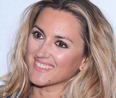 Karolina Szostak na okładce swojej nowej książki. Co za nogi!