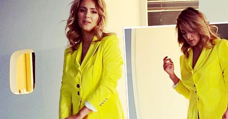 Karolina Szostak pozuje w atrapie samolotu. Dokładnie tak oszukują influencerzy