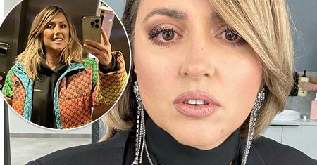 Karolina Szostak pręży się na selfie w windzie w obcisłych leginsach. "Znowu coraz szerzej?". Internauta nie miał litości