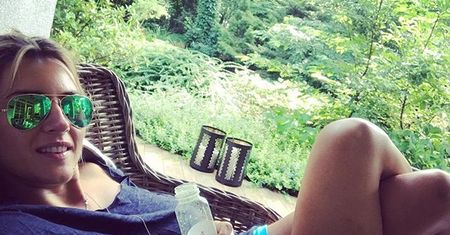 Karolina Szostak pokazuje nogi. W spódniczce mini wygląda świetnie