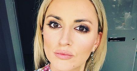 Karolina Szostak chwali się stylizacją z wizji. Jedwabna koszula odsłoniła więcej