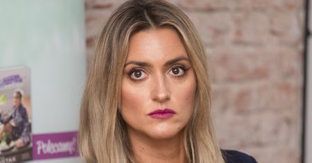 Karolina Szostak w najmodniejszych spodniach sezonu. Chodzi o ich ozdobę