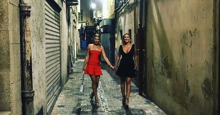 Karolina Szostak kusi z koleżanką. Co za odwaga