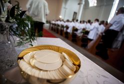 Bełchatów. Nastolatek wyjął z ust hostię. Prokuratura umorzyła sprawę