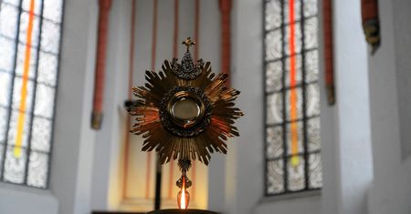 Włamała się do kościoła i podpaliła hostię. Będą msze przebłagalne w całej diecezji