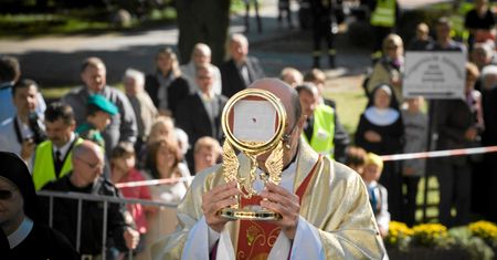 Hostia z krwistoczerwoną plamką. Jest reakcja Watykanu