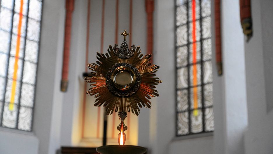 Sprawczyni dostała się do tabernakulum
