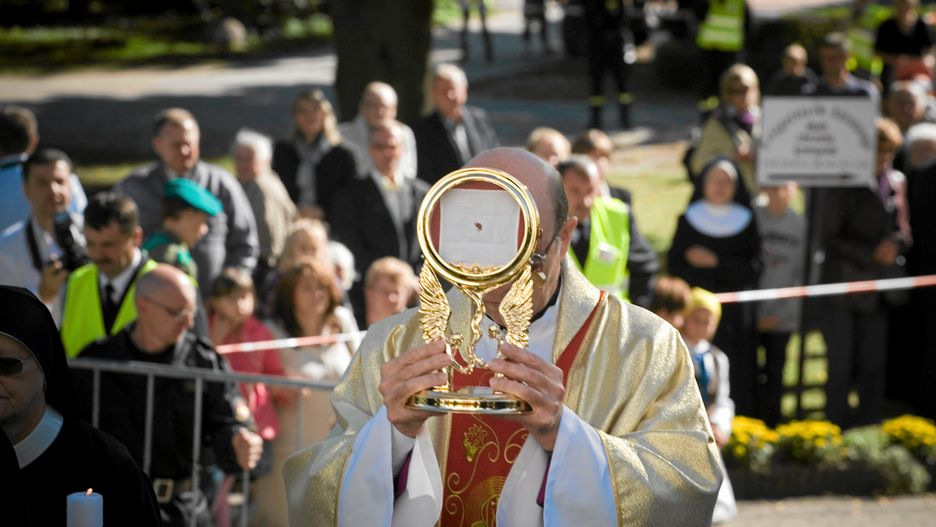 Hostia z krwistoczerwoną plamką jest wystawiona w legnickiej kaplicy